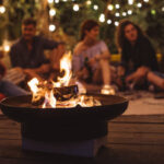 mit Familie am Feuer