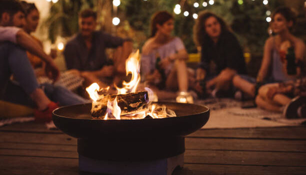 mit Familie am Feuer